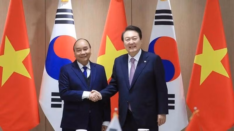 Le Président vietnamien Nguyên Xuân Phuc (à gauche) et le Président sud-coréen Yoon Suk-yeol se serrant la main lors de leur entretien à Séoul, le 5 décembre. Photo : VNA.