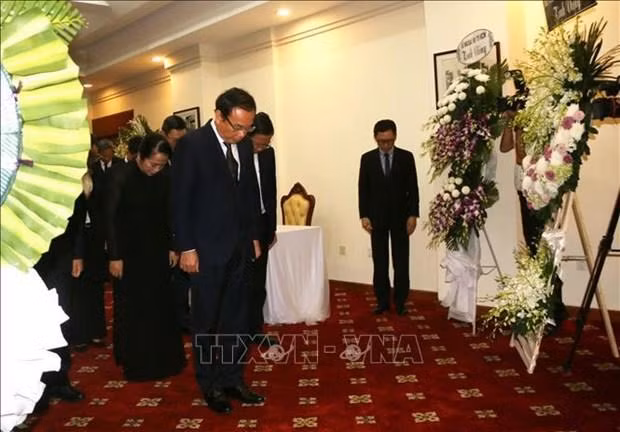La délégation du Comité du Parti, du Conseil populaire, du Comité populaire, du Comité du Front de la Patrie du Vietnam de Hô Chi Minh-Ville conduite par le membre du Bureau politique et secrétaire du Comité municipal du Parti Nguyên Van Nên rend hommage à l’ancien secrétaire général chinois Jiang Zemin. Photo : VNA.