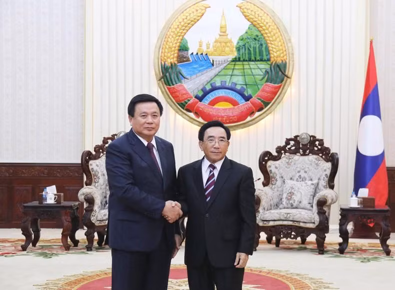 Le Premier ministre lao Phankham Viphavanh (à droite) reçoit Nguyên Xuân Thang, membre du Bureau Politique, président du Conseil théorique central, directeur de l’Académie politique nationale Hô Chi Minh. Photo : NDEL.