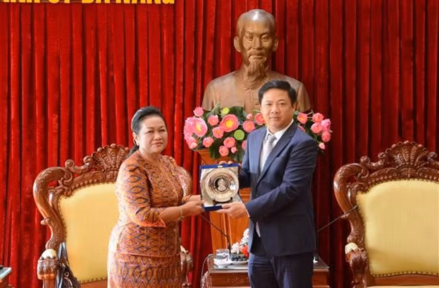 Le vice-secrétaire permanent du Comité du Parti de la ville de Dà Nang, Luong Nguyen Minh Triet et la présidente de la Commission de la santé, des affaires sociales, des anciens combattants, de la jeunesse, du travail, de la formation professionnelle et des affaires féminines du Sénat cambodgien, Mean Som An. Photo : VNA.