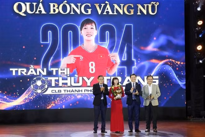 Le Ballon d'Or a été décerné à Trân Thi Thuy Trang. Photo : VNA.
