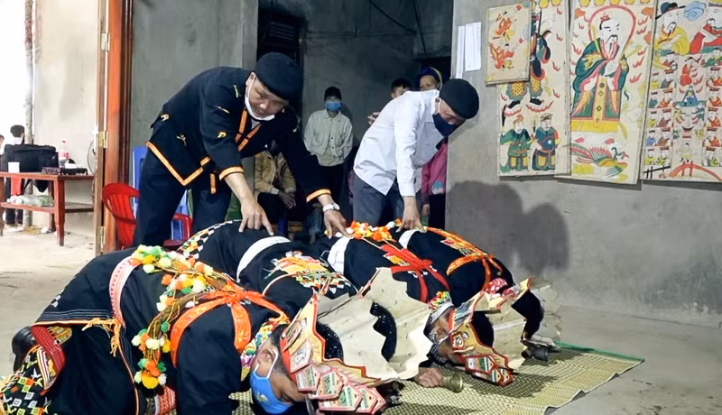 L’attribution des esprits protecteurs est censé conférer à l’initié une force spirituelle lui permettant de mener une vie en accord avec les valeurs traditionnelles des Dao.