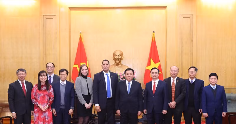 Nguyên Xuân Thang, membre du Bureau politique, directeur de l'Académie nationale de politique Hô Chi Minh et président du Conseil théorique central, l'ambassadeur de Suède au Vietnam, Johan Ndisi et d'autres délégués. Photo : VNA. 