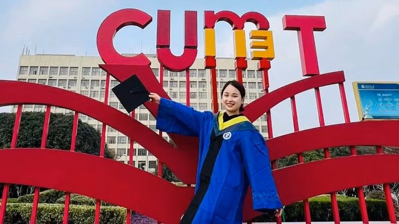 Vu Khanh Ly, diplômée de l’Université des mines et technologies de Chine en 2023. Vu Khanh Ly, diplômée de l’Université des mines et technologies de Chine en 2023.