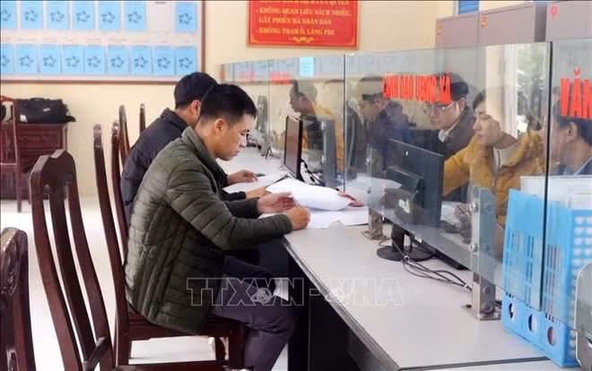 À Ha Nam, des habitants viennent pour faire des formalités administratives. Photo : VNA.