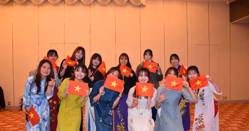 Des étudiantes de vietnamiens de l'Université d'Osaka au programme « Journée culturelle du Vietnam au Japon ». Photo: VNA 