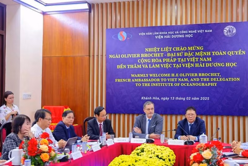 L'ambassadeur de France au Vietnam, Olivier Brochet, visite l'Institut d'océanographie, relevant de l'Académie des sciences et technologies du Vietnam. Photo: baokhanhhoa 