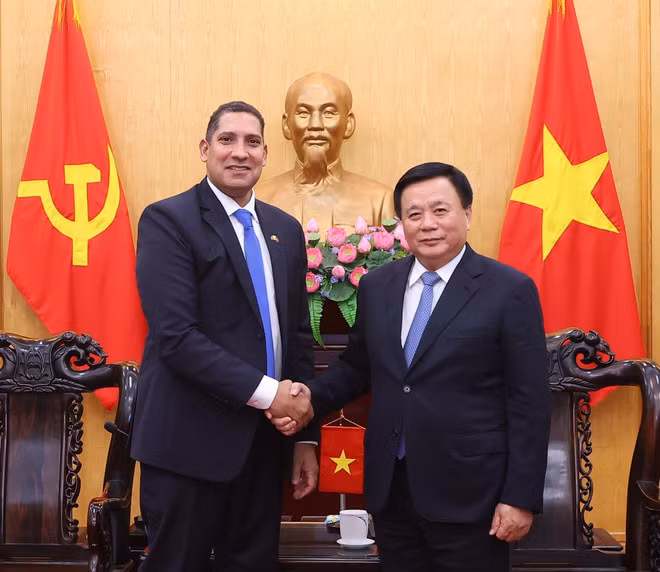 Nguyên Xuân Thang, membre du Bureau politique, directeur de l'Académie nationale de politique Hô Chi Minh et président du Conseil théorique central et l'ambassadeur de Suède au Vietnam, Johan Ndisi (gauche). Photo : VNA.
