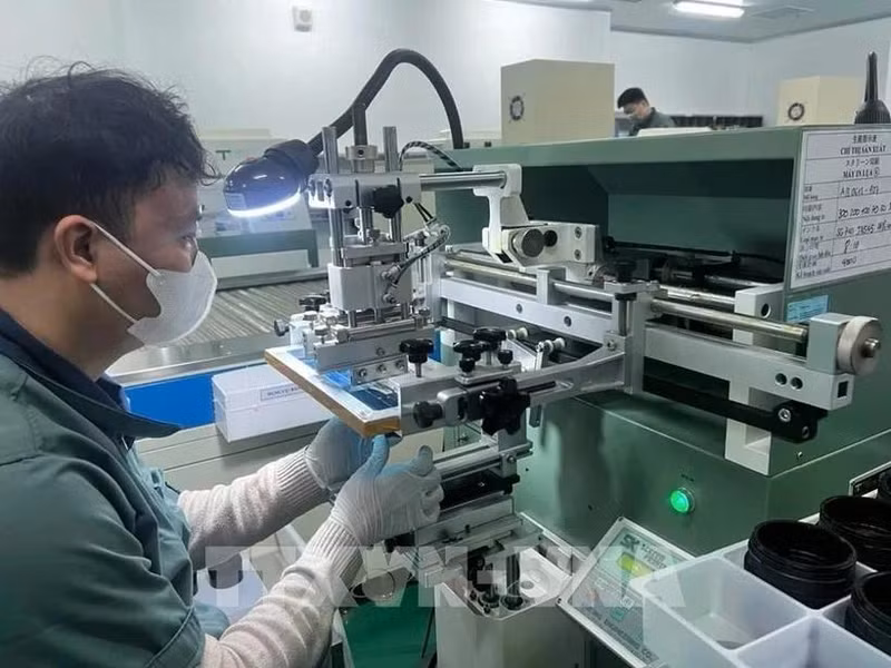À l'usine Tamron Vinh Phuc (Photo : VNA) 