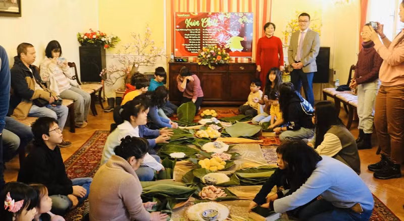 Les générations de familles vietnamiennes expatriées ont participé avec enthousiasme à l’atelier de confection des bánh chưng, échangeant savoir-faire et traditions.