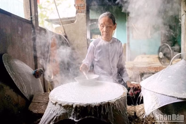 La fabrication de galettes de riz Tuy Loan est reconnu comme le patrimoin culturel immatériel national.