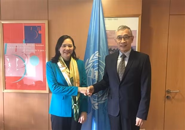 Le directeur général adjoint de l’UNESCO Qu Xing reçoit l’ambassadrice Nguyên Thi Vân Anh, représentante permanente du Vietnam auprès de l’UNESCO. Photo : VNA.