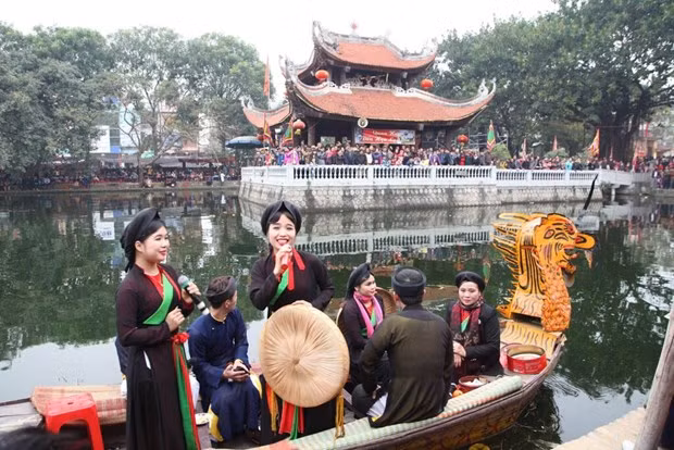 Les artistes, en groupes d'hommes et de femmes, présentent le "quan họ" (chant alterné). Photo : VNA.