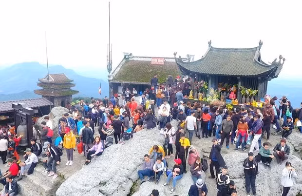 Des touristes à la fameuse pagode de bronze au sommet du mont Yên Tu, à plus de 1.000 m d’altitude. Photo : VNA.