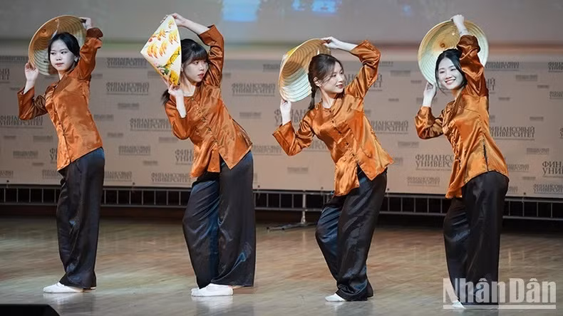 Les étudiants vietnamiens dansent avec des chapeaux coniques. Les étudiants vietnamiens dansent avec des chapeaux coniques.