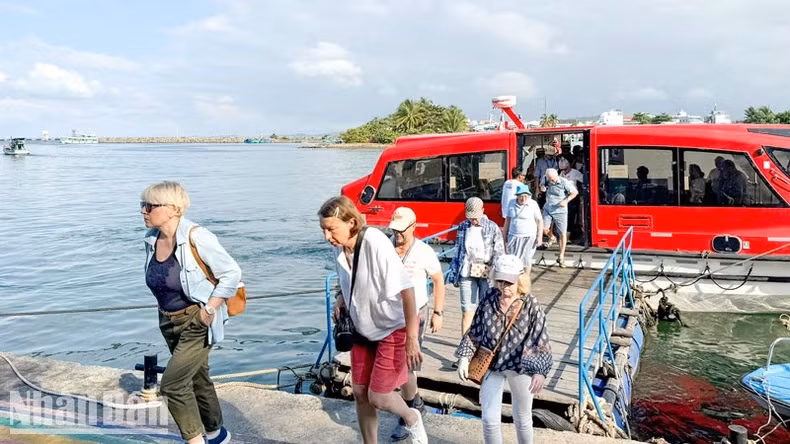 Les touristes débarquent et explorent l’île de Phu Quôc. Les touristes débarquent et explorent l’île de Phu Quôc.