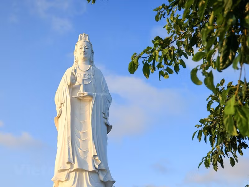 La statue de la déesse Quan Yin, d'une hauteur de 67 mètres, est considérée comme la plus grande du Vietnam. Elle prend place face à la mer et tient une bouteille d'eau dans sa main gauche. Photo : VNA.