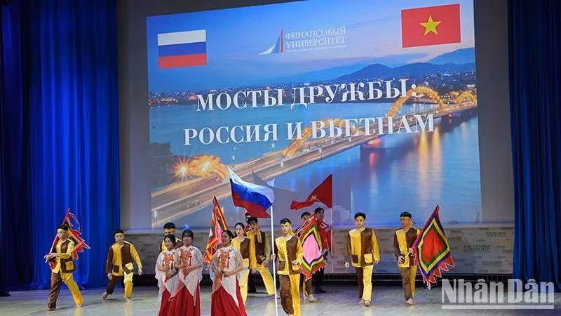 Images des drapeaux nationaux du Vietnam et de la Russie lors de l’évènement.
