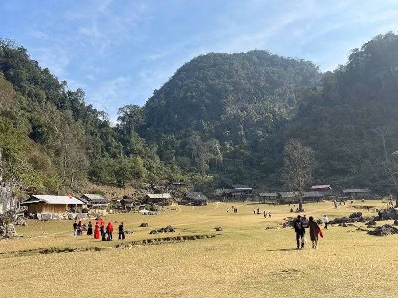 Le village est magnifique sous le ciel bleu. 