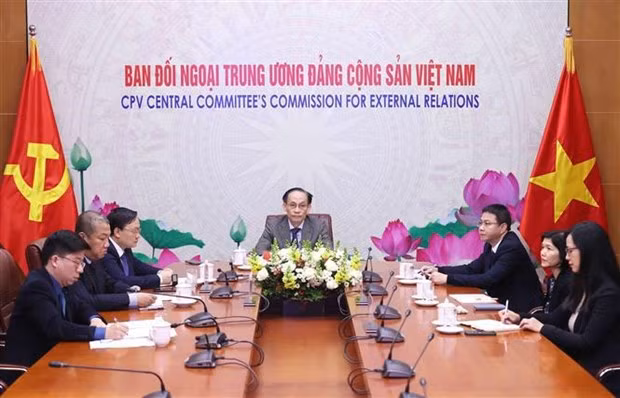  Le secrétaire du Comité central du Parti communiste du Vietnam, chef de la Commission centrale des Relations extérieures du Parti Lê Hoài Trung lors de l'entretien en ligne avec le chef de la Commission centrale des Relations extérieures du Parti communiste de Cuba, Emilio Lozada Garcia. Photo : VNA.