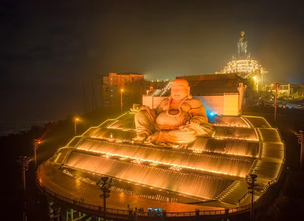 La statue de Bouddha au sommet de la montagne Ba Den. Photo: VNA