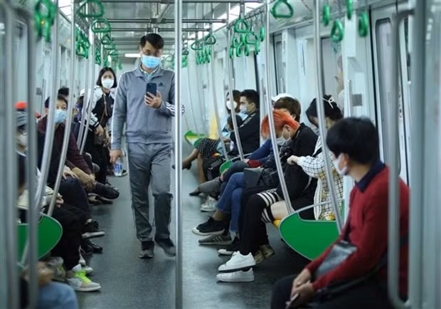 Passagers sur la ligne de métro Cat Linh - Hà Dông, à Hanoï, capitale vietnamienne. Photo : VNA.