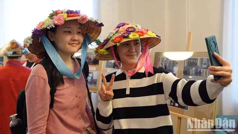 Les étudiants internationaux aiment prendre des photos souvenirs avec des chapeaux coniques vietnamiens. Les étudiants internationaux aiment prendre des photos souvenirs avec des chapeaux coniques vietnamiens.