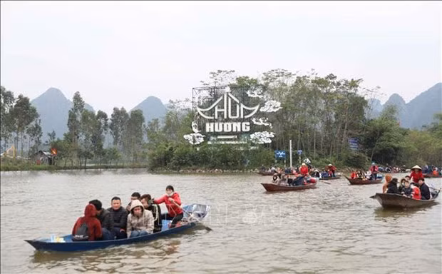Touristes en barques sur la rivière Yên menant à la pagode des Parfums. Photo : VNA.