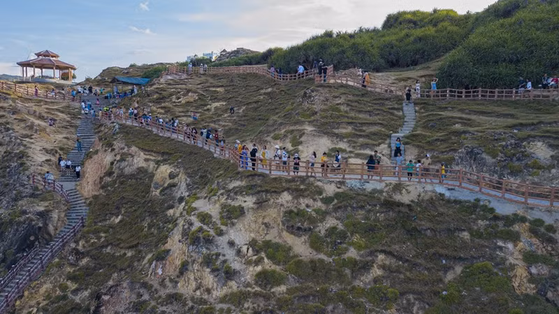 Les touristes nationaux et étrangers viennent admirer les magnifiques paysages d'Eo Gio. Photo: VNA