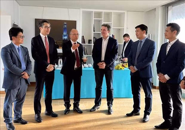 L'ambassadeur Dinh Toàn Thang (3e à gauche) et des responsables de Grenoble. Photo : VNA.