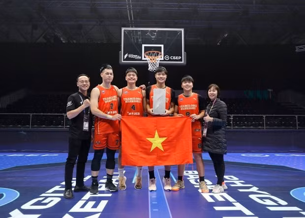 Thang Long Warriors sont devenus les champions du phygital basket-ball lors des Jeux du Futur 2024 – Physical Basketball Invitational. Photo : Journal Kinh te do thi.