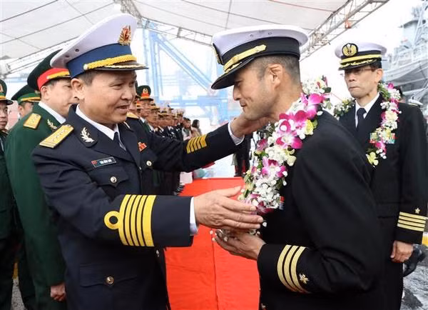 Une délégation de deux navires de la Force maritime d'autodéfense japonaise (MSDF) est accueillie dans la ville portuaire de Hai Phong, au nord du Vietnam. Photo : VNA.