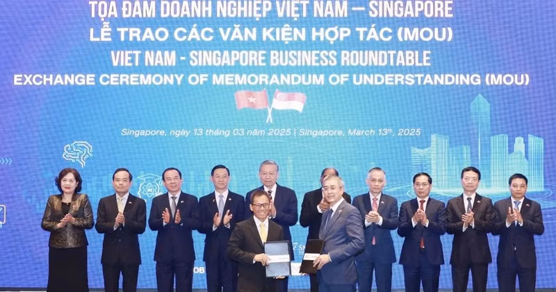 Échange du protocole d'accord de coopération entre Vietnam Airlines et Singapore Airport Terminal Services Limited (SATS). Photo : VNA. 