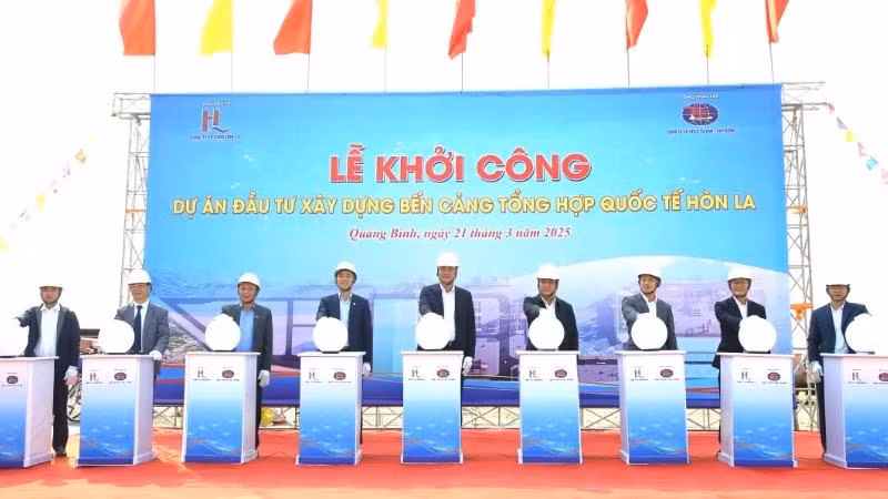 Les délégués participent à la cérémonie de lancement des travaux du port international polyvalent de Hon La.