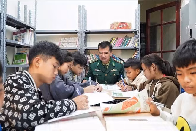 Nguyen Van Tham, du poste de garde-frontière de Mon Son, guide des élèves dans leurs études. Photo : Diffusé par VNA
