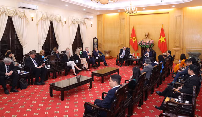 Vue de la rencontre entre le président de l’Académie nationale de politique Hô Chi Minh (HCMA), Nguyên Xuân Thang (à droite) et le président de la Commission de politique étrangère du Parlement danois, Michael Aastrup Jensen. Photo : VNA.