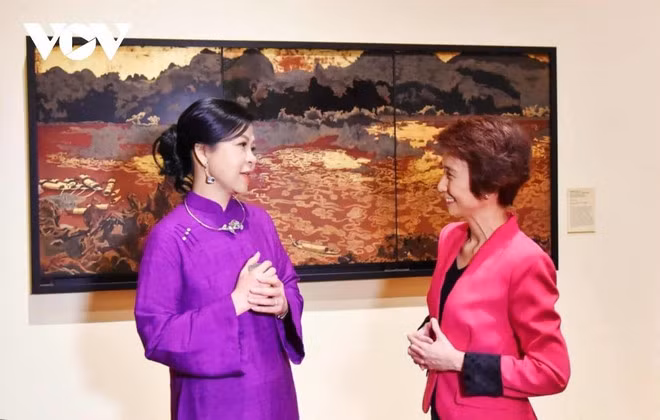 L’épouse du secrétaire général Tô Lâm, Ngô Phuong Ly (à gauche) et l’épouse du Premier ministre singapourien Lawrence Wong, Loo Tze Lui. Photo : VNA.