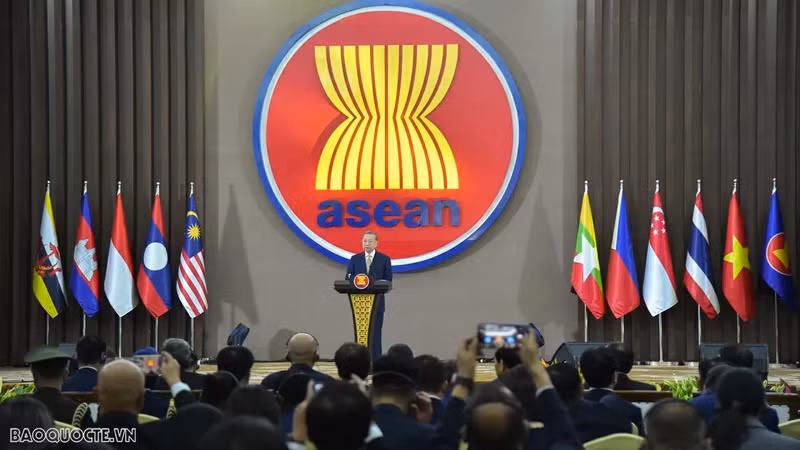 Le secrétaire général du Parti communiste vietnamien, Tô Lâm, assiste à la cérémonie marquant le 30ᵉ anniversaire de l’adhésion du Vietnam à l’ASEAN et prononce un discours de politique au Secrétariat de l’ASEAN le 10 mars. Photo : baoquocte.