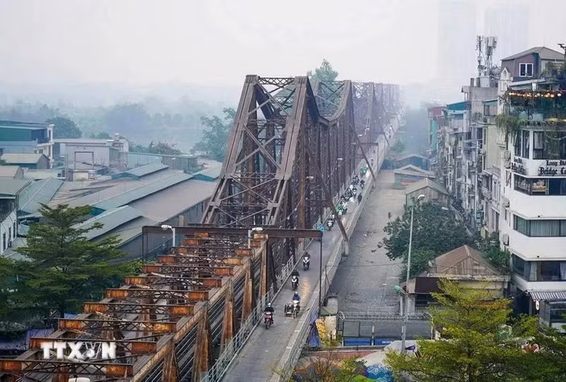 Le pont Long Biên fut le premier pont en acier construit au-dessus du fleuve Rouge, reliant les arrondissements de Hoan Kiem, Ba Dinh et Long Bien à Hanoï. Photo: VNA 