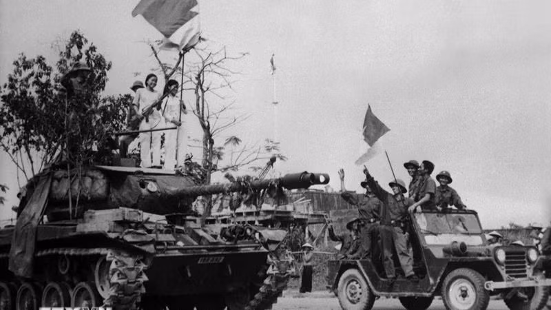 Les chars ennemis à Huê capturés par les forces de libération et les unités d’autodéfense. Photo : VNA.