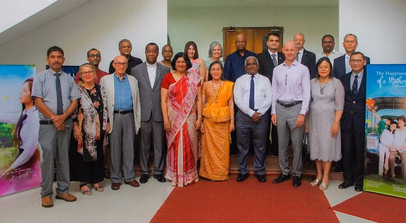 L'ambassadrice du Vietnam au Sri Lanka, Hô Thị Thanh Truc, et des invités. Photo : baoquocte.