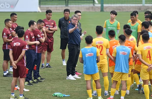 L'entraîneur Troussier et des joueurs vietnamiens sur le terrain d'entraînement du Centre d'entraînement de football des jeunes du Vietnam. Photo: VFF L'entraîneur Troussier et des joueurs vietnamiens sur le terrain d'entraînement du Centre d'entraînement de football des jeunes du Vietnam. Photo: VFF