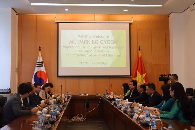 Séance de travail entre le président de l’Académie des Sciences sociales du Vietnam, Phan Chi Hiêu, et Park Bo-gyoon, ministre sud-coréen de la Culture, des Sports et du Tourisme. Photo : thoidai.com.vn