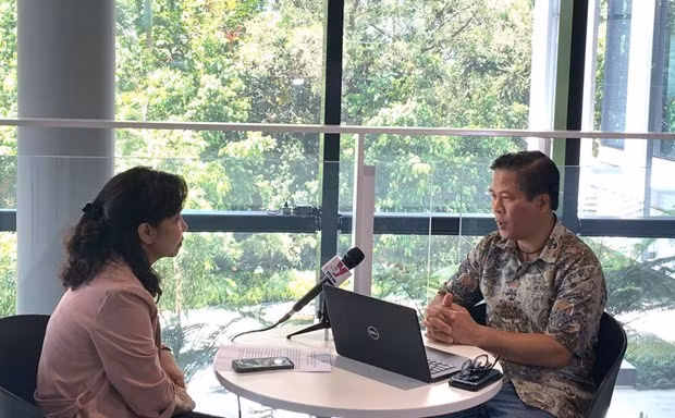 Le Docteur Nguyên Hông Hai accorde une interview au correspondant de l'Agence vietnamienne d'information (VNA) à Sydney. Photo: VNA