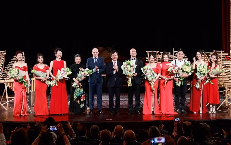 Le vice-ministre vietnamien des Affaires étrangères, Hà Kim Ngoc, l’ambassadeur argentin au Vietnam, Luis Pablo Maria Beltramino, et les artistes vietnamiens et argentins. Photo : baoquocte.vn