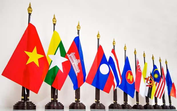 Drapeaux des pays membres de l'ASEAN. Photo : moit.gov.vn Drapeaux des pays membres de l'ASEAN. Photo : moit.gov.vn