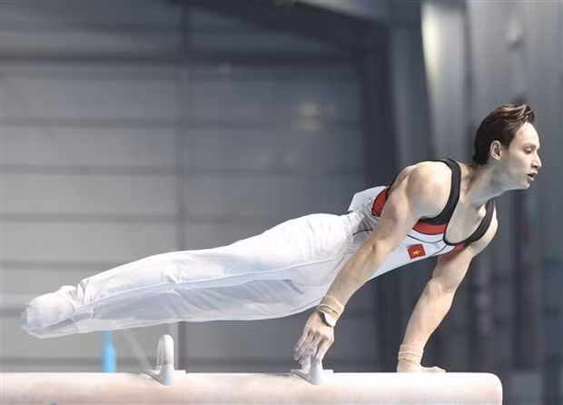 Le gymnaste vietnamien Dinh Phuong Thanh obtient une médaille de bronze. Photo: VNA