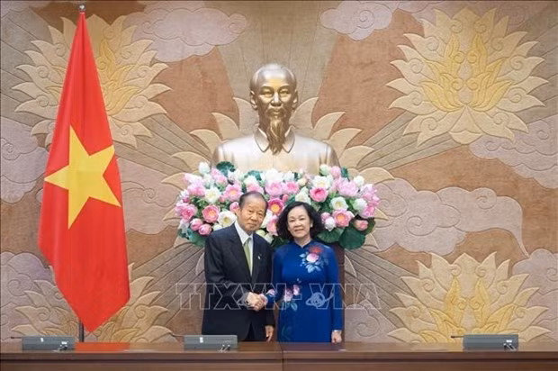 Truong Thi Mai, membre du Bureau Politique, Permanente du Secrétariat, présidente de la Commission d’Organisation du Comité central du Parti, présidente du Groupe d'Amitié parlementaire Vietnam - Japon, et Nikai Toshihiro, président de l'Alliance d'Amitié parlementaire Japon-Vietnam. Photo : VNA.