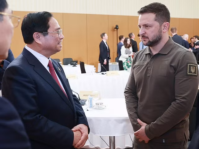 Rencontre entre le Premier ministre Pham Minh Chinh et le président ukrainien Volodymyr Zelensky lors de la session "Vers un monde de paix, de stabilité et de prospérité" du Sommet du G7 élargi. Photo: CPV Rencontre entre le Premier ministre Pham Minh Chinh et le président ukrainien Volodymyr Zelensky lors de la session "Vers un monde de paix, de stabilité et de prospérité" du Sommet du G7 élargi. Photo: CPV