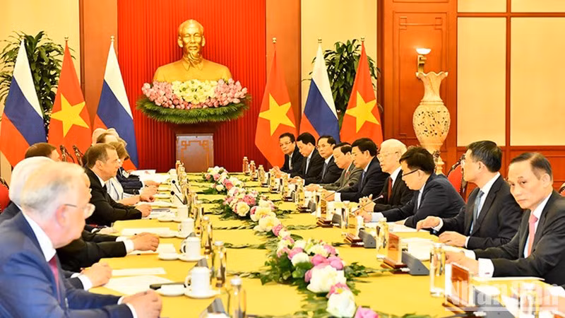 Entretien entre le Secrétaire général du PCV, Nguyên Phu Trong, et le Président du Parti Russie unie et vice-président du Conseil de Sécurité de la Russie, Dmitry Medvedev. Photo : NDEL.